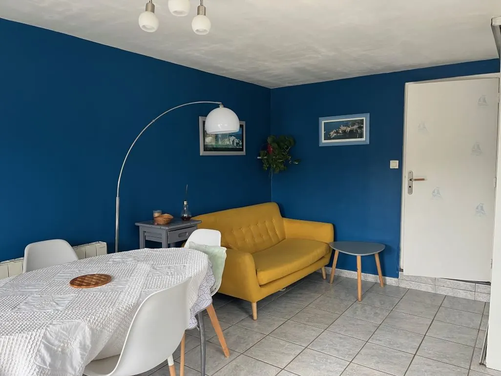 Living room, teal blue accents