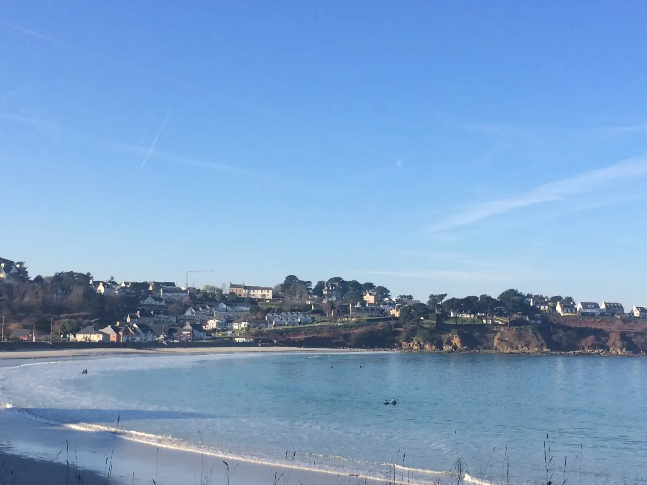 Plage hivernale calme à Trestel, Côte de Granit Rose, Bretagne