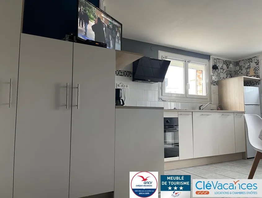 Open kitchen onto living room